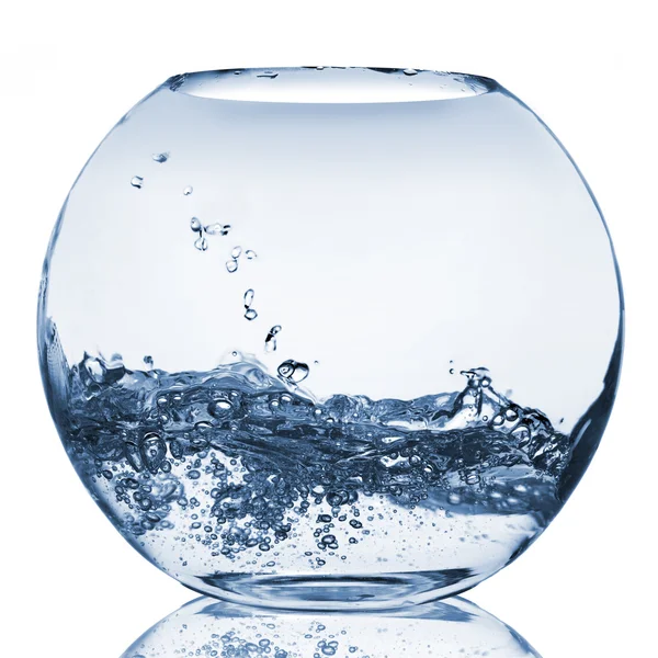 Spruzzi d'acqua in acquario di vetro isolato su bianco — Foto Stock
