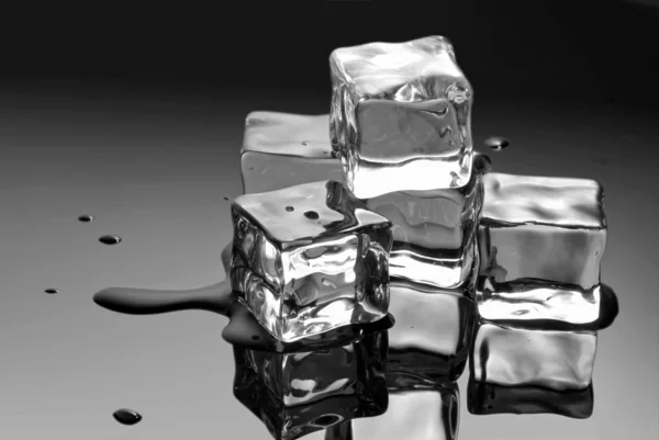 Кубики льда с капельками воды — стоковое фото