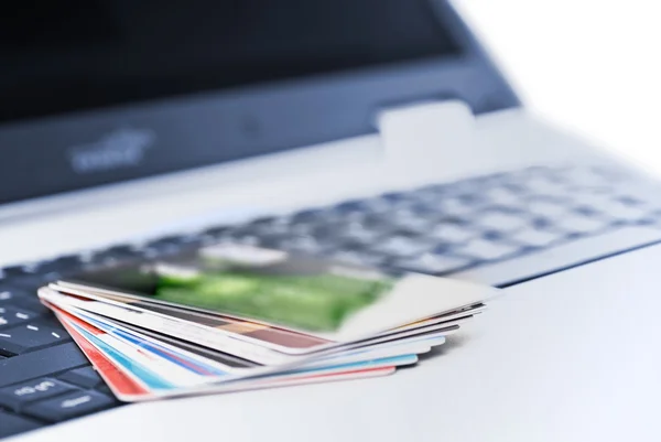 Credit cards op de laptop — Stockfoto