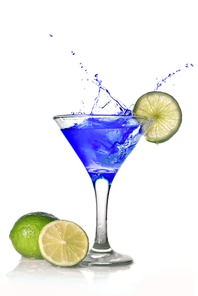 Cocktail met splash geïsoleerd op wit blauw — Stockfoto