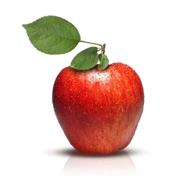 Красное яблоко с листьями и капли воды изолированы на белом — стоковое фото