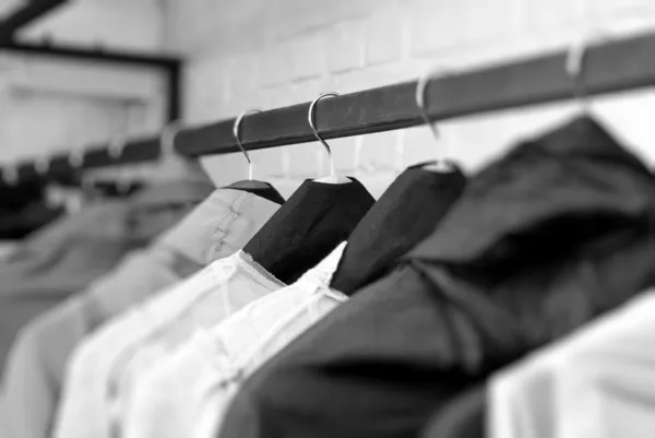 Одяг на стелажах в магазині — стокове фото