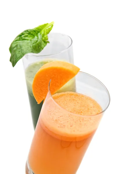 从胡萝卜、 欧芹在眼镜上白色隔离的新鲜果汁 — 图库照片