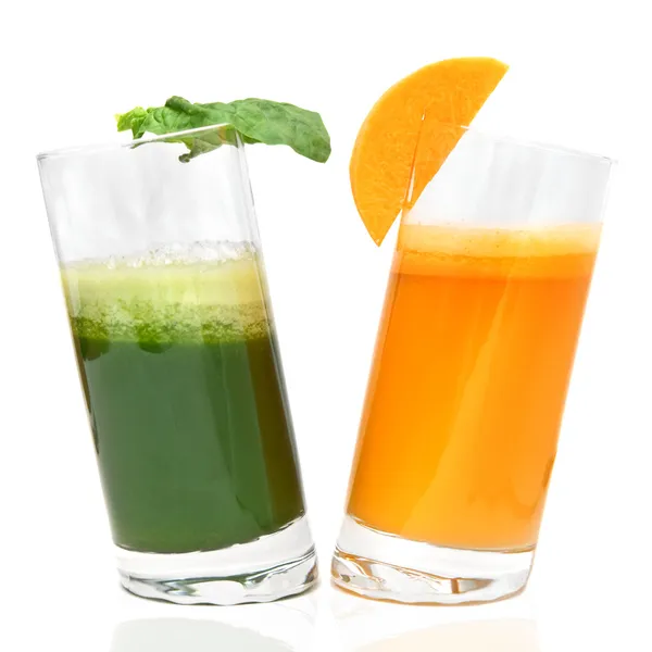 从胡萝卜、 欧芹在眼镜上白色隔离的新鲜果汁 — 图库照片
