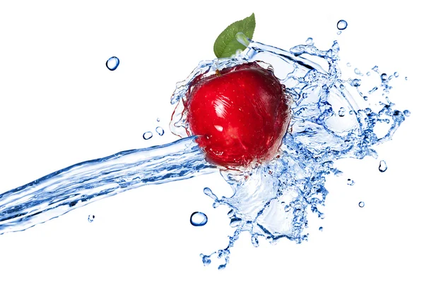Κόκκινο μήλο με φύλλα και το νερό splash απομονωθεί σε λευκό — Φωτογραφία Αρχείου
