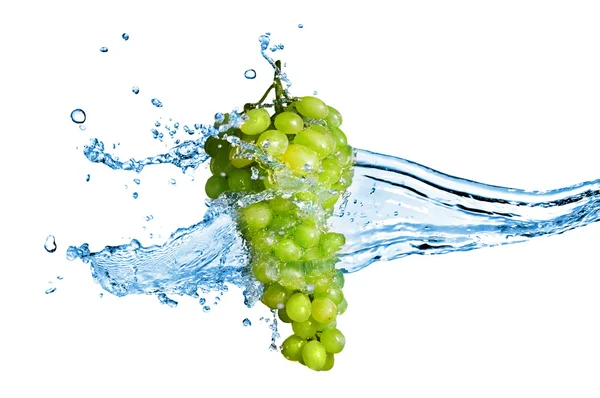 Zielony winogron z plusk wody na białym tle — Zdjęcie stockowe