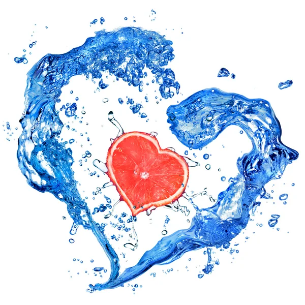 Corazón de agua salpicada y pomelo aislado en blanco — Foto de Stock