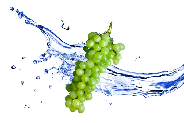 Uva verde com respingo de água isolado no branco — Fotografia de Stock