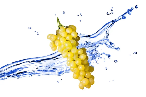 白で隔離される水のしぶきを持つ黄色ブドウ — ストック写真