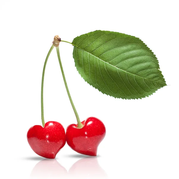 Červené cherry ve tvaru srdce s listy izolované na bílém — Stock fotografie