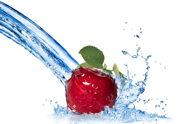 Rode appel met blad en water splash geïsoleerd op wit — Stockfoto