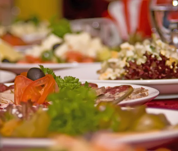 Banquete en el restaurante. Centrado en un plato — Foto de Stock