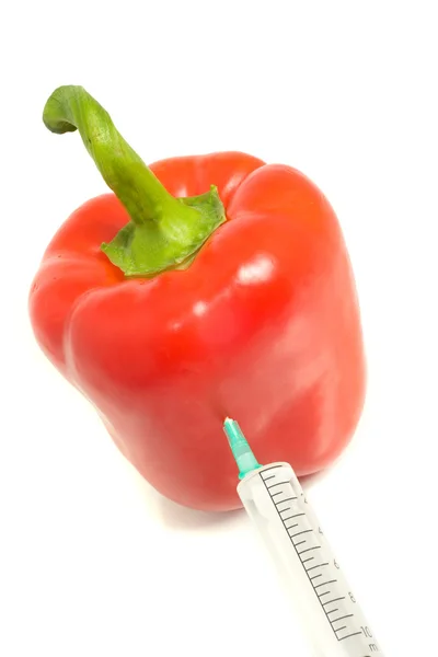 ГМО - перец с инъекцией шприца — стоковое фото