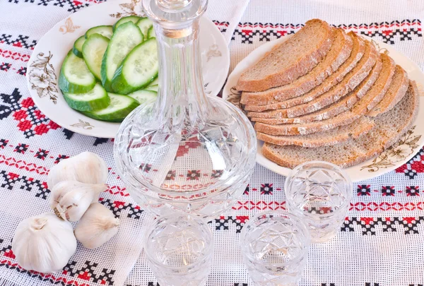 Vodka, chléb a plátky okurky — Stock fotografie