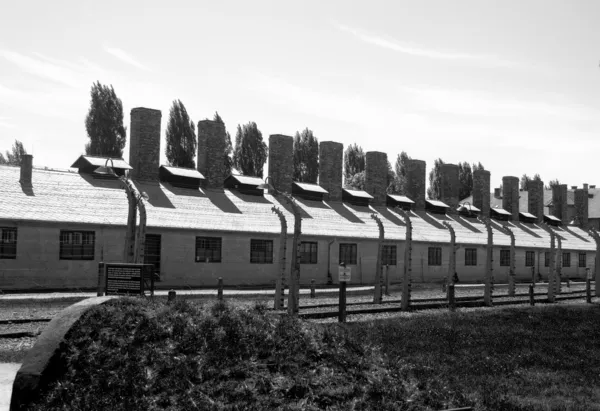Recinzione e caserma ad Auschwitz - Campo di concentramento di Birkenau — Foto Stock