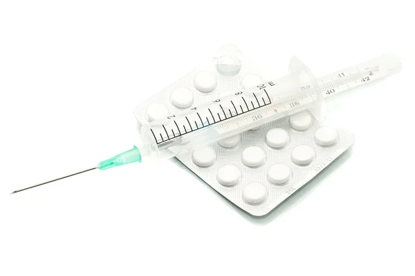 Termometro, siringa e pillole per uso medico — Foto Stock