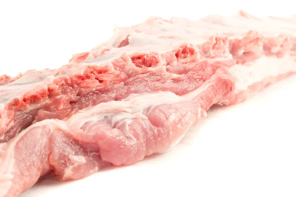 Surowe mięso - surowe wieprzowe żeberka na białym tle — Zdjęcie stockowe