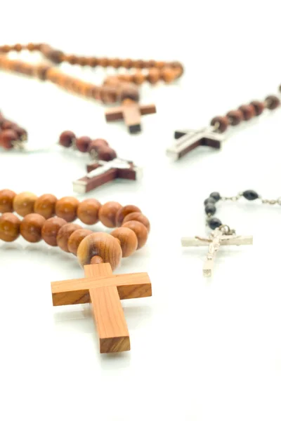 종교 다양성-흰색 위에 묵 주 구슬 — 스톡 사진