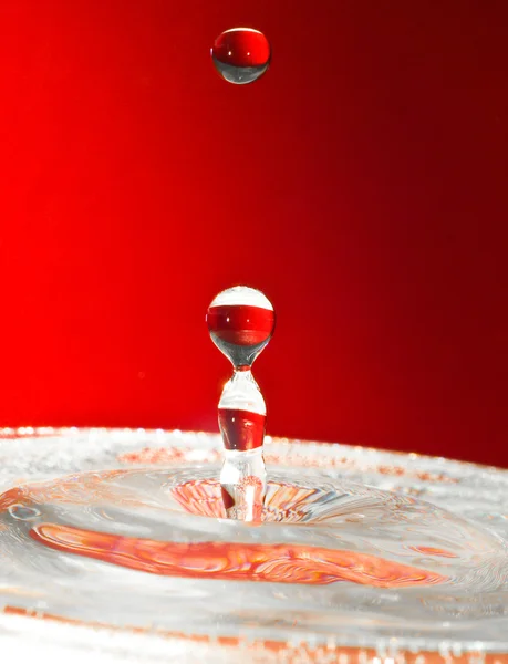 Extrémní detail. padající kapky vody — Stock fotografie