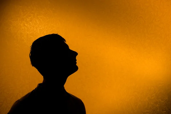 Mira hacia adelante - Silueta trasera iluminada del hombre — Foto de Stock