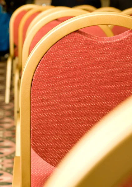 Vergadering. Close-up van rode stoel rug — Stockfoto
