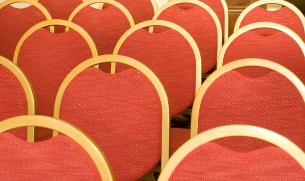 Rijen van stoelen voor bezoekers in conferentiezaal — Stockfoto
