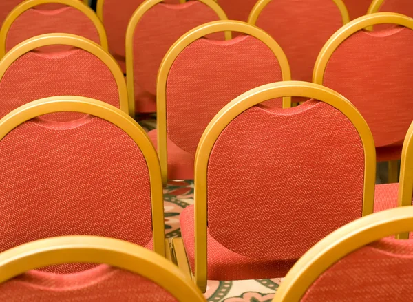 Rijen van rode stoelen in de conference hall — Stockfoto