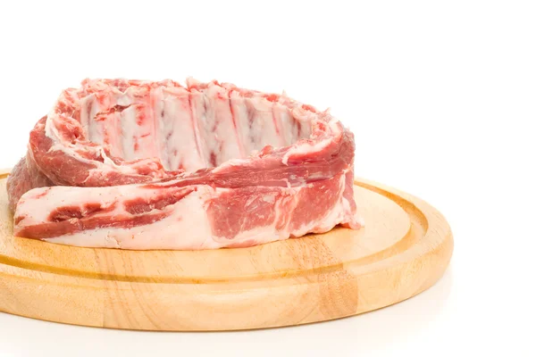Costelas de porco saborosas na tábua dura redonda — Fotografia de Stock
