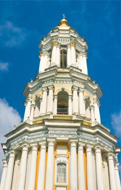 Kiev-pecherskaya laura. çan kulesinin üzerinde mavi gökyüzü