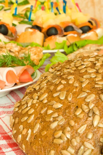 Balyk, chops en brood op tafel — Stockfoto