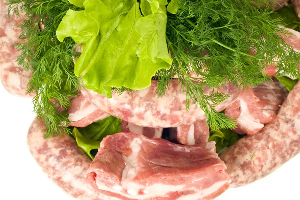 Zbliżenie: mięso wieprzowe i kiełbaski — Zdjęcie stockowe