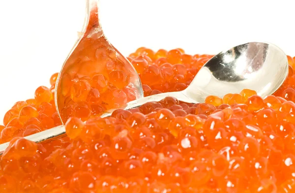 Nahaufnahme von rotem Kaviar und Silberlöffeln — Stockfoto