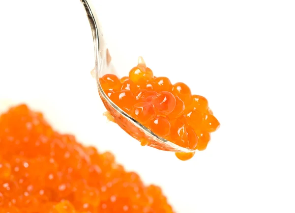 Primer plano de cuchara con caviar rojo —  Fotos de Stock
