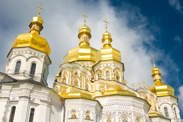 Bewolkte hemel en koepel van orthodoxe kerk — Stockfoto