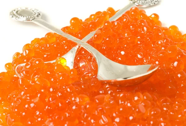 Feinkost. Roter Kaviar und Silberlöffel — Stockfoto
