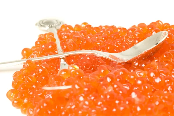 Teurer roter Kaviar und Silberlöffel — Stockfoto