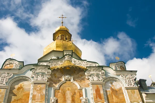 Киев-Печерская Лаура. Красивая православная церковь — стоковое фото