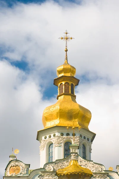 Киев-Печерская Лаура. Церковь с золотым куполом — стоковое фото