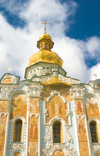 Киев-Печерская Лаура. Православная церковь и голубой — стоковое фото
