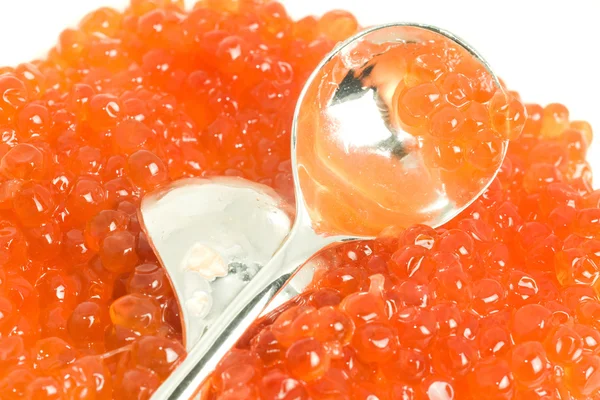 Delikatessen der Luxusklasse. Roter Kaviar und zwei Löffel — Stockfoto