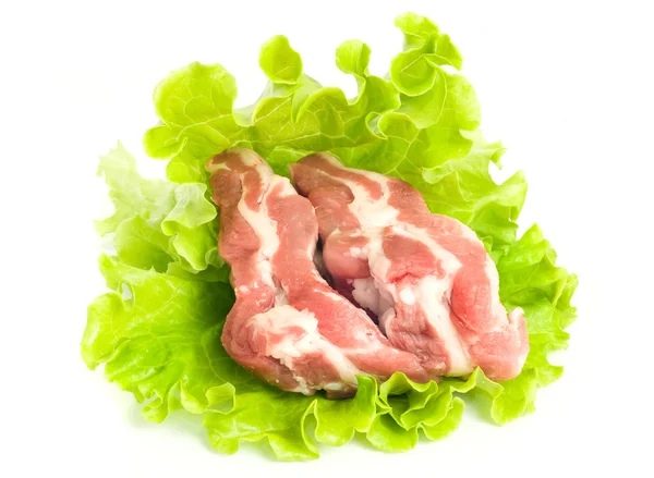 Trozos de carne de cerdo en ensalada verde —  Fotos de Stock
