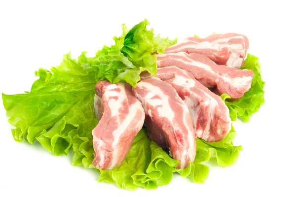 Trozos de carne de cerdo en ensalada verde Aislado —  Fotos de Stock