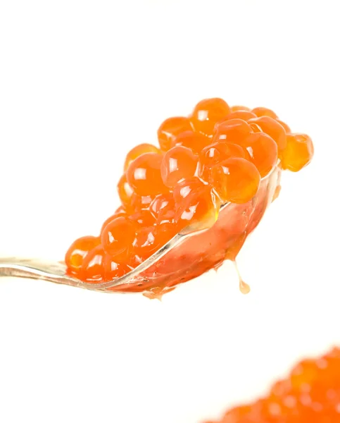 Riqueza. Cuchara de plata con caviar rojo —  Fotos de Stock