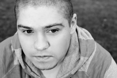 boksör olan genç yetişkin kesmek