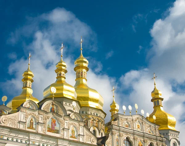 Iglesia ortodoxa y cielo azul con nubes — Foto de Stock