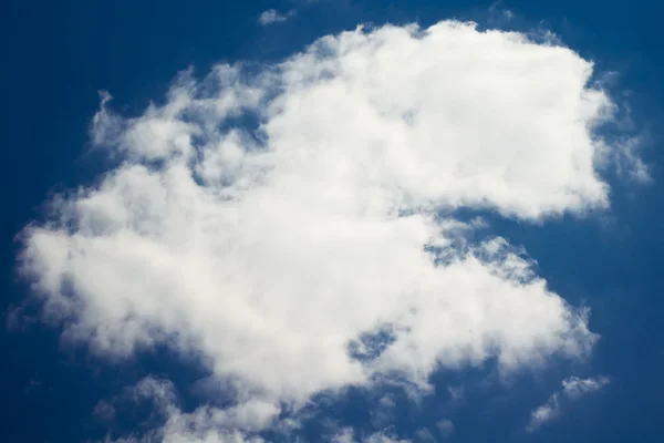 เมฆเดียวในท้องฟ้าสีฟ้า — ภาพถ่ายสต็อก