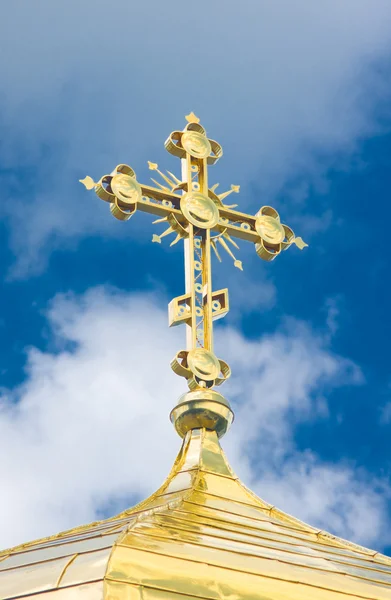 Close-up de crucifixo dourado e cúpula da Igreja Ortodoxa — Fotografia de Stock