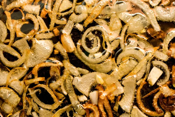 Primer plano de cebolla frita y aceite —  Fotos de Stock