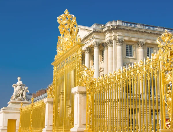 Portão dourado e fachada do Palácio em Versalhes — Fotografia de Stock