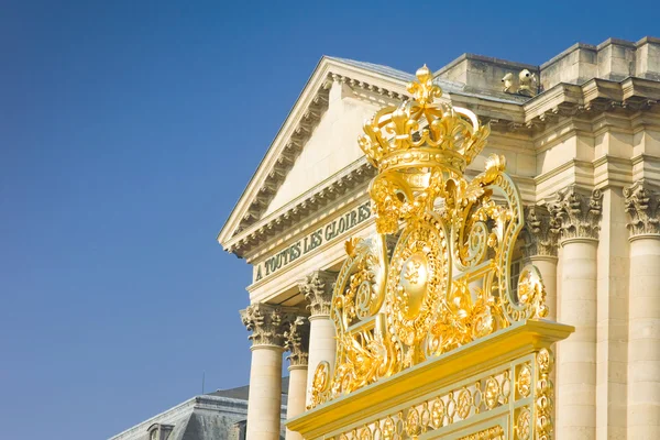 Golden crown over the gate and Palace in Versailles — Stock Photo, Image